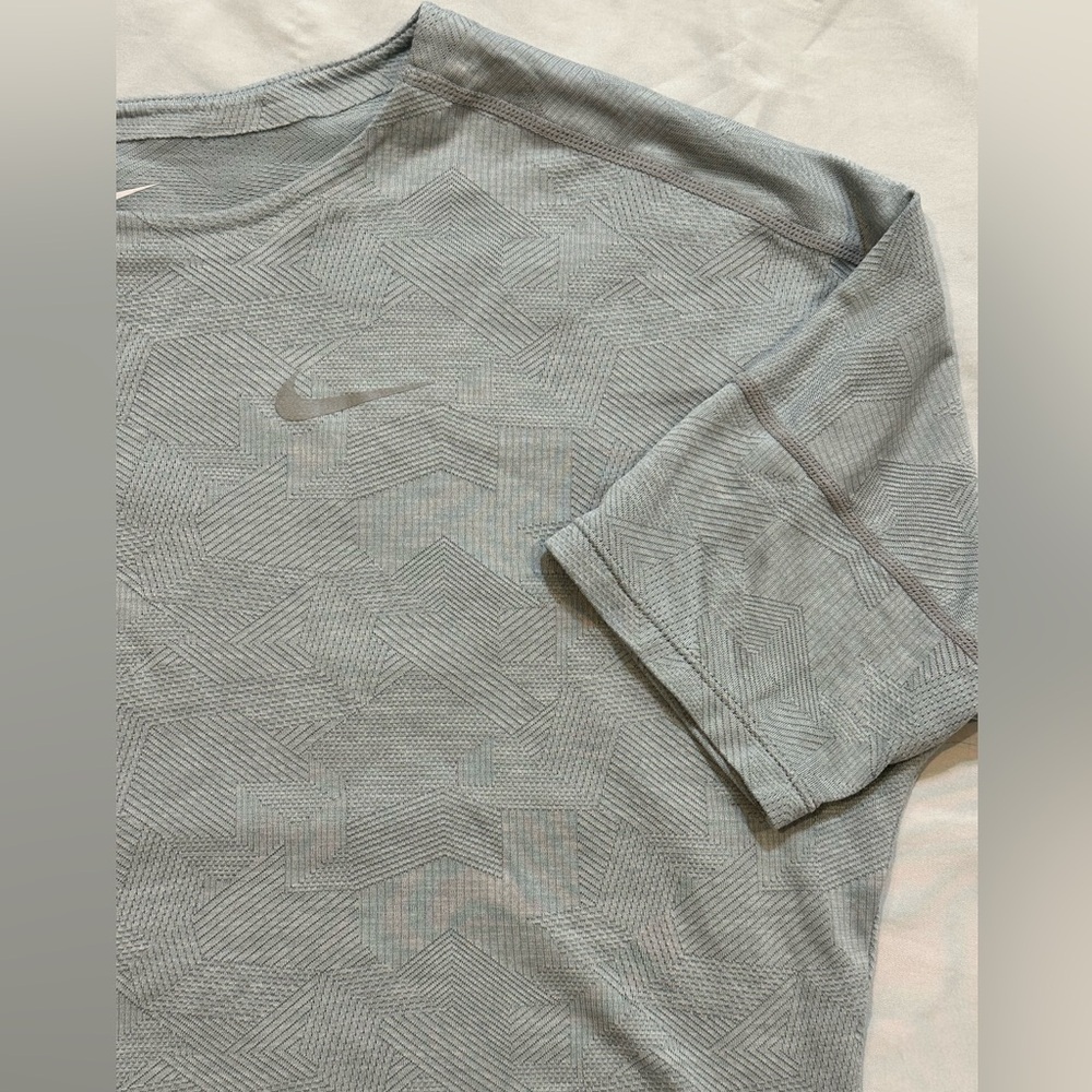 Nike Dri-FIT Medalist Top Shirt - Picture 5 of 14